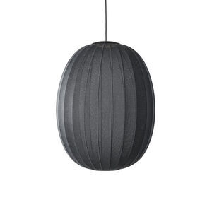 Sort, oval pendel med strikket struktur, der fordeler lys gennem garnet.